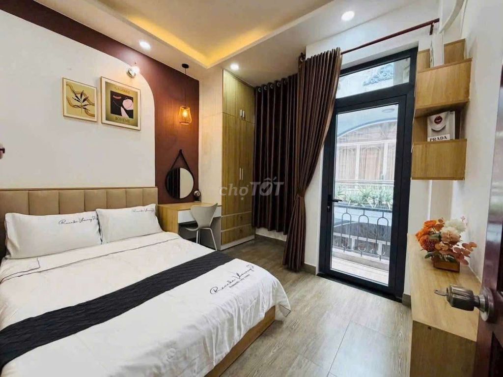 clean new houses full of furniture