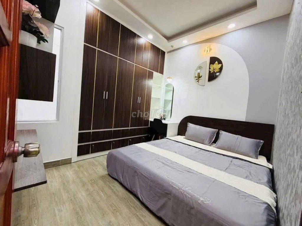 clean new houses full of furniture