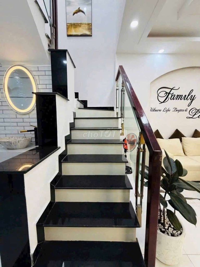 clean new houses full of furniture