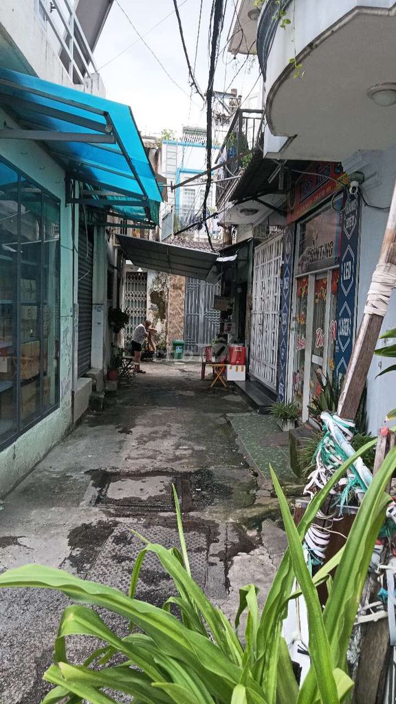 Rent a cash alley, behind the big cash front.