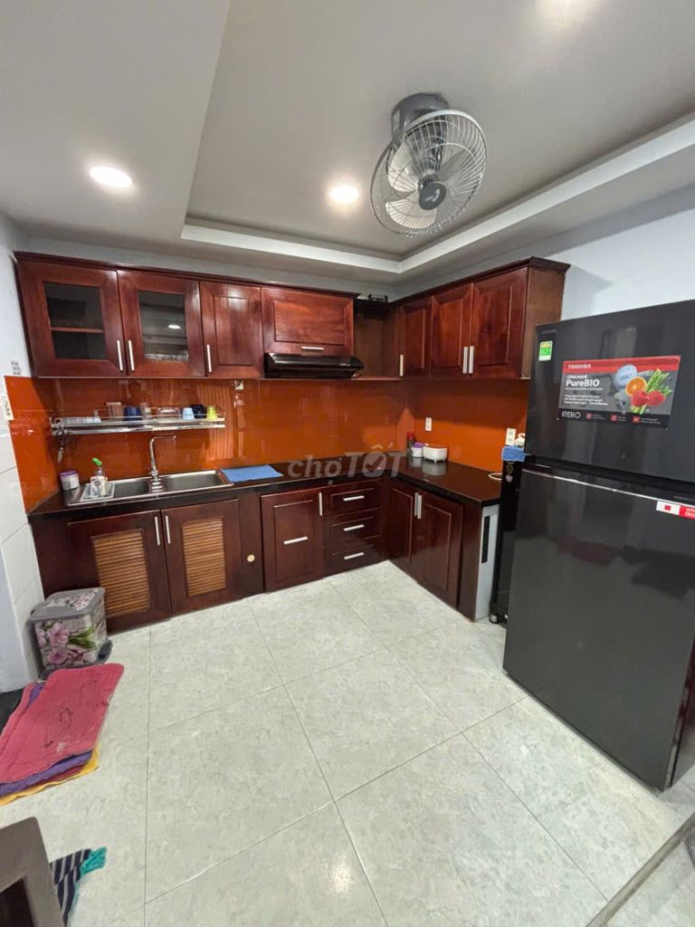 Rent the entire four- and-five-story district, near the alley!