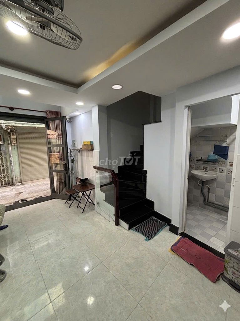 Rent the entire four- and-five-story district, near the alley!