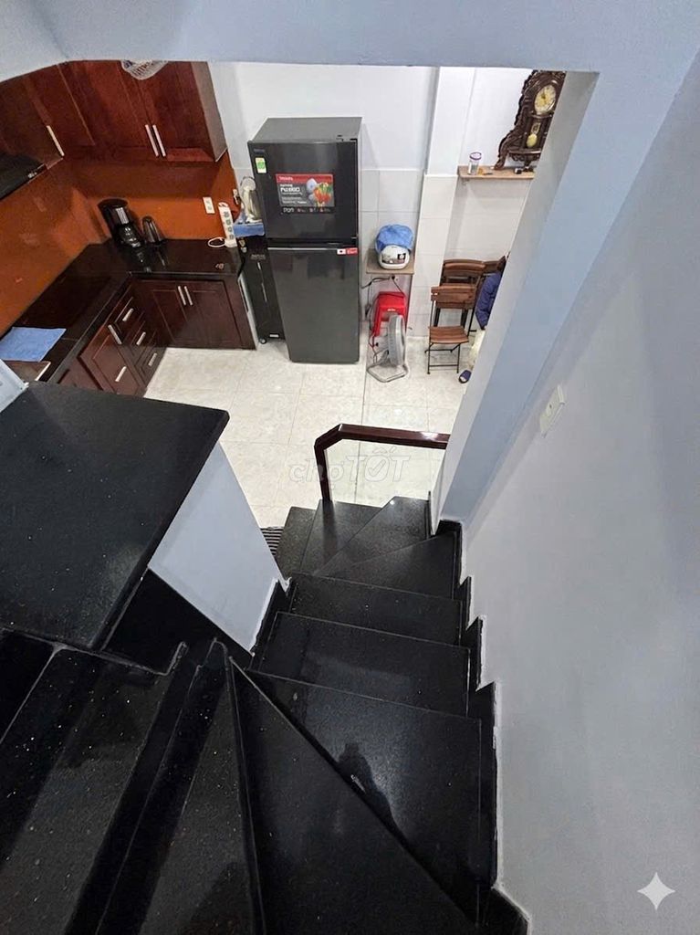 Rent the entire four- and-five-story district, near the alley!