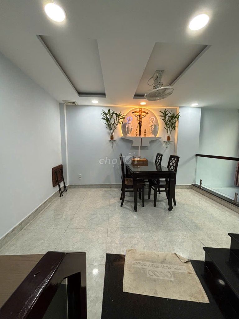 Rent the entire four- and-five-story district, near the alley!