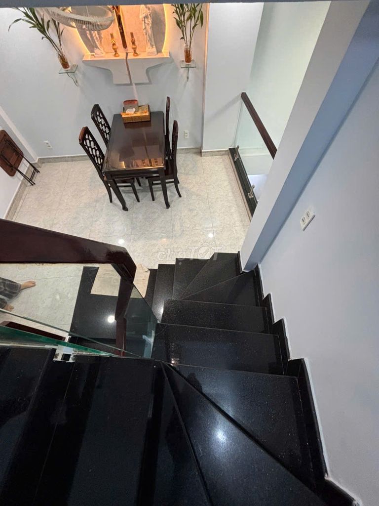 Rent the entire four- and-five-story district, near the alley!