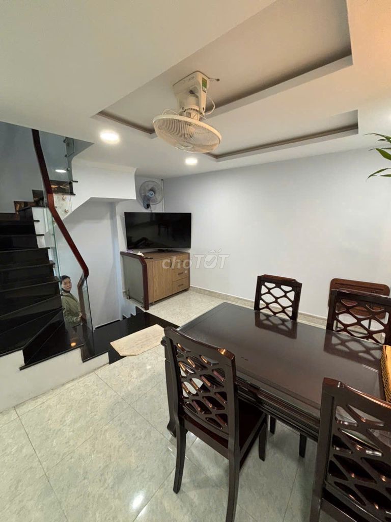 Rent the entire four- and-five-story district, near the alley!