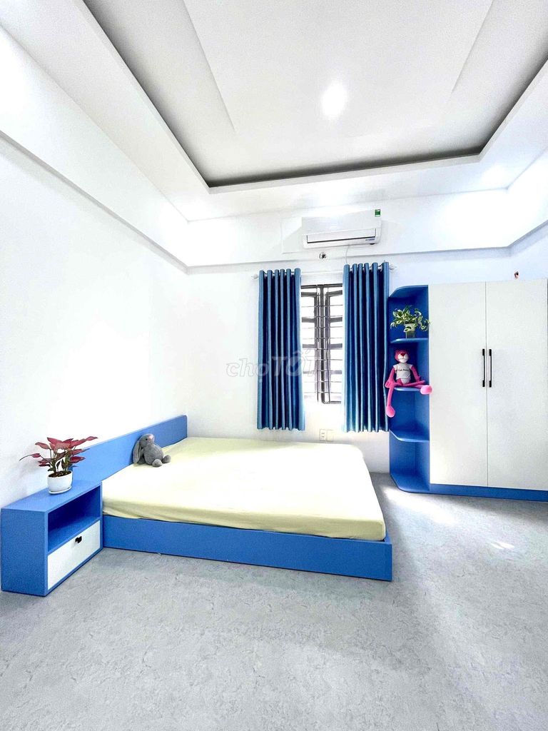 - All right, new room, new room.