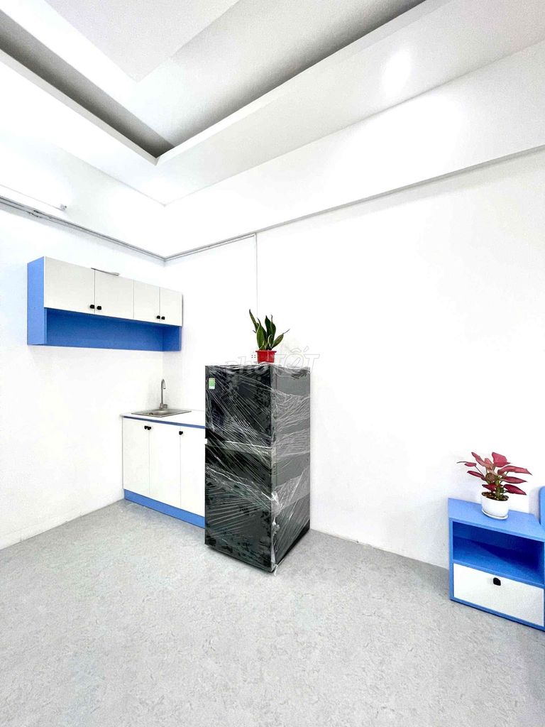 - All right, new room, new room.