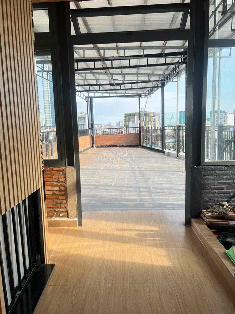 It's the owner who's rented the six-view Lmark 812 bedrooms that cost 12 million ft. of furniture.