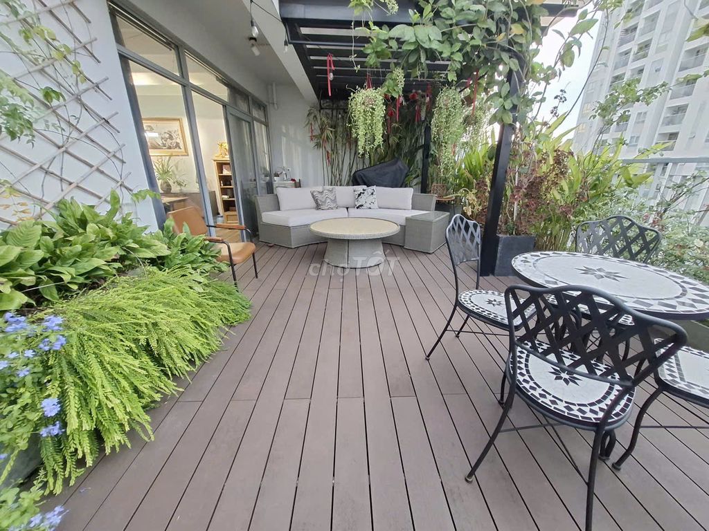 Renting the penthouse LuxGarden 7-A yard.