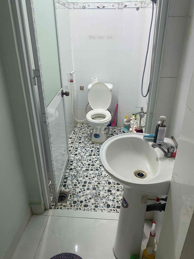 Renting clean new houses upstairs all the way through the traffic in the 26th.