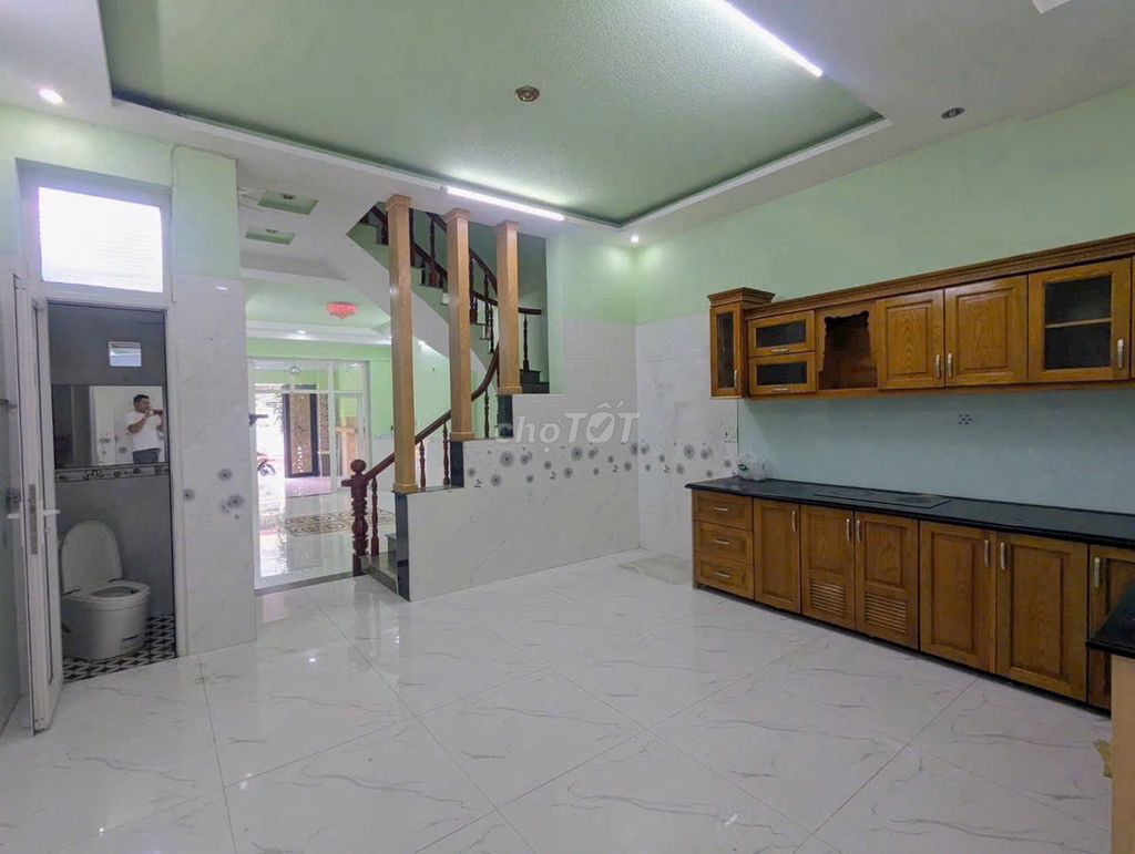 Rent the entire apartment. 1 st 3th floor-- 8 Mq0 alley.
