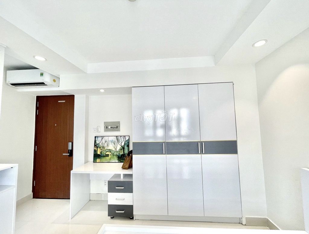 The entire interior room is in the newly built apartment.