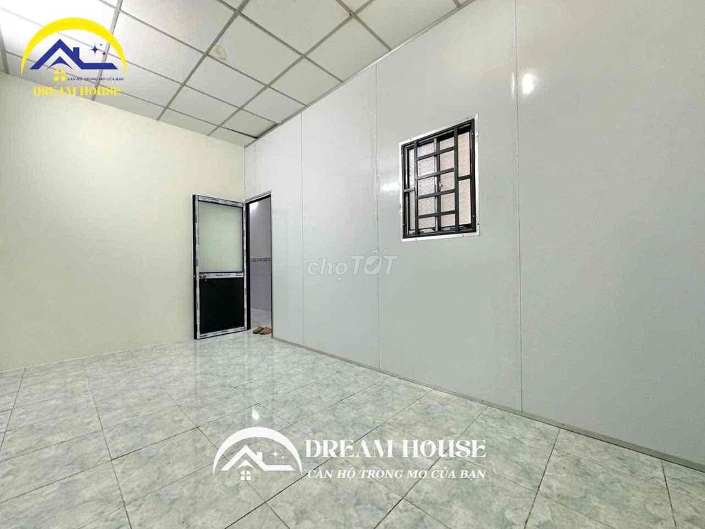 The ground room is wide separate from the kitchen near the YYU.