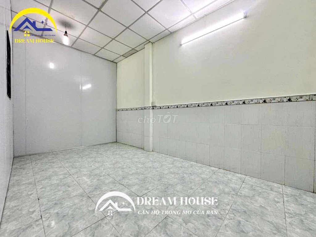 The ground room is wide separate from the kitchen near the YYU.