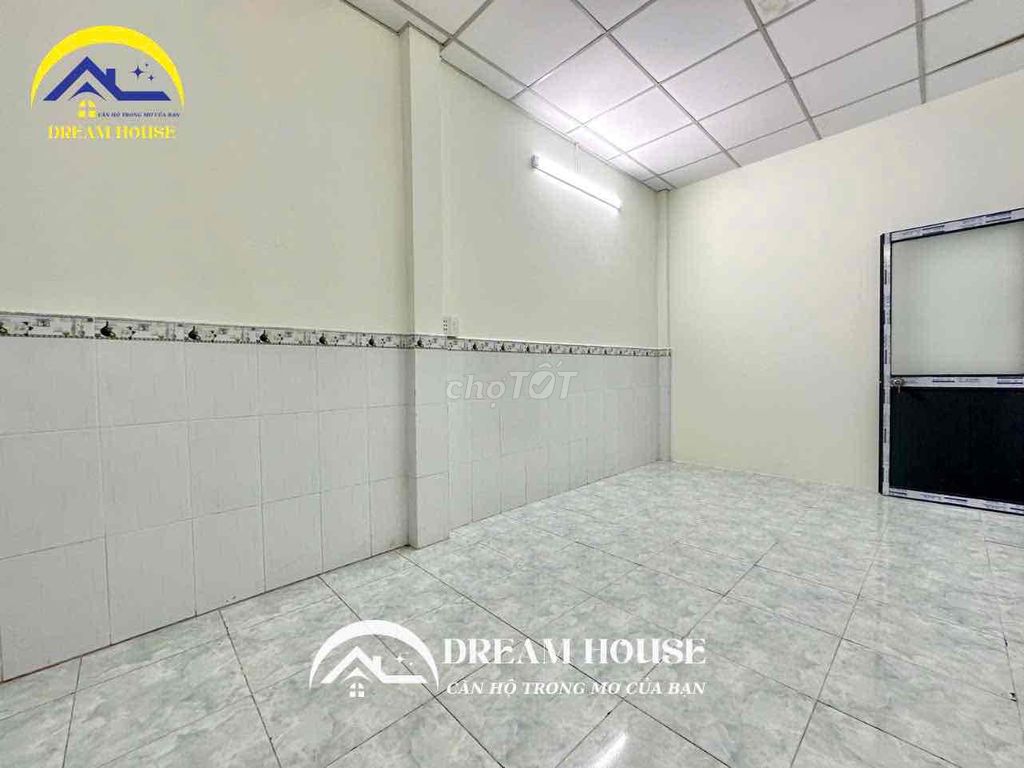 The ground room is wide separate from the kitchen near the YYU.