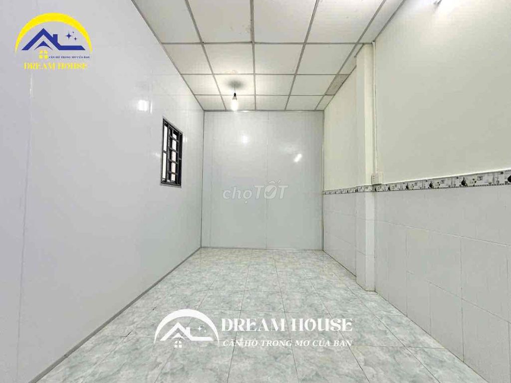 The ground room is wide separate from the kitchen near the YYU.