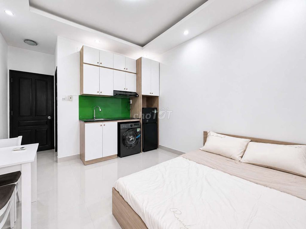I.V.'s got a full interior, right here. Nguyễn Gia Trí blue.