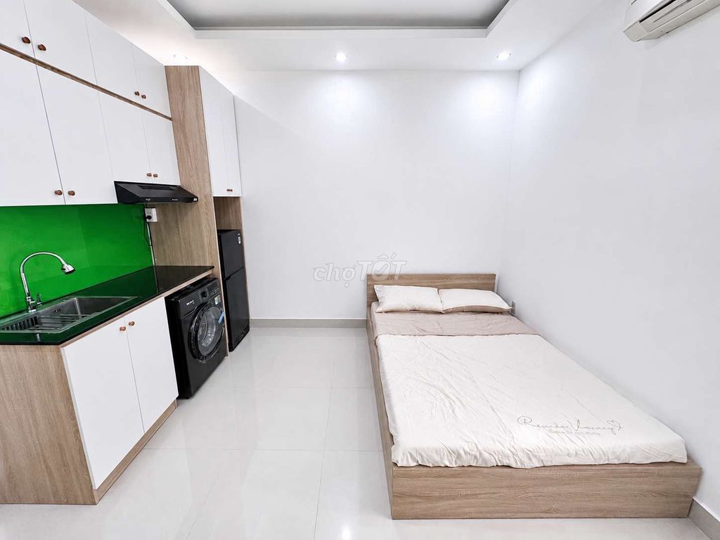 I.V.'s got a full interior, right here. Nguyễn Gia Trí blue.