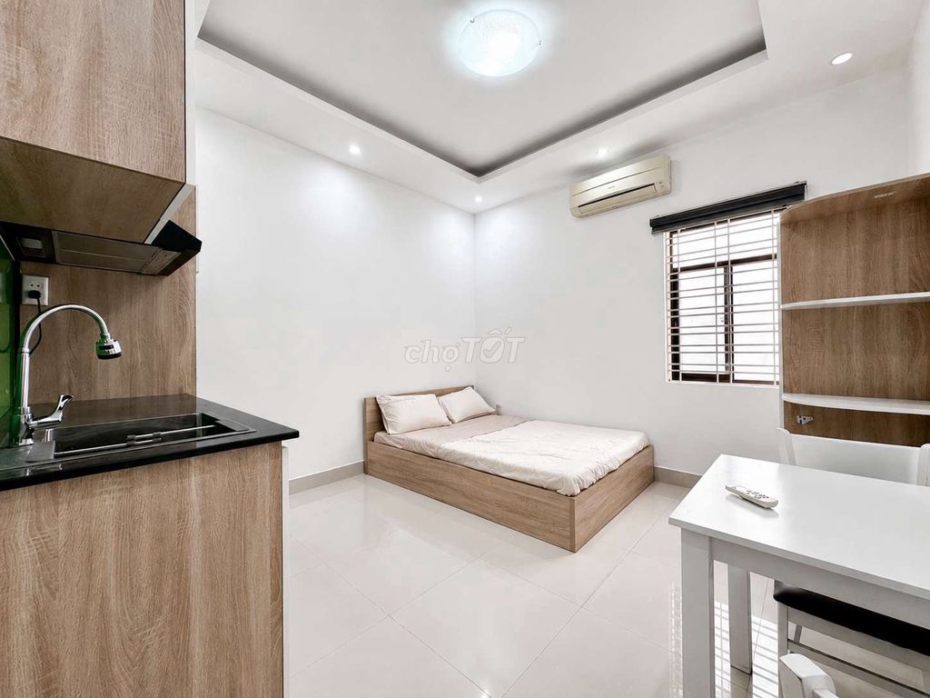 I.V.'s got a full interior, right here. Nguyễn Gia Trí blue.