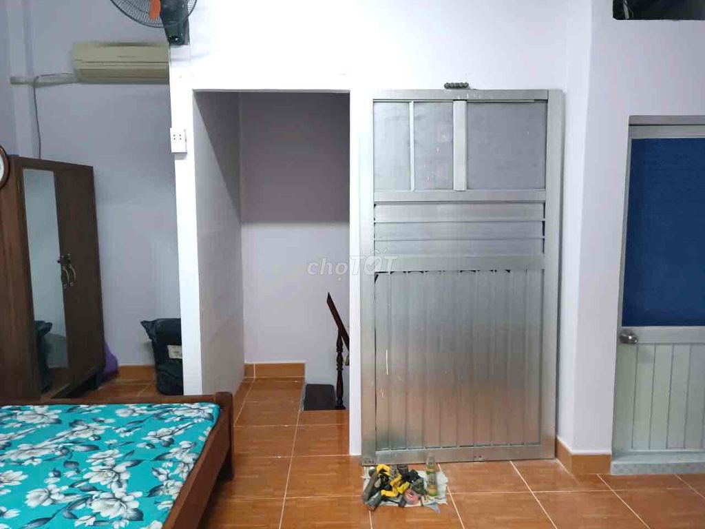 The new house is painting cheaply, Bùi Thế Mỹ.