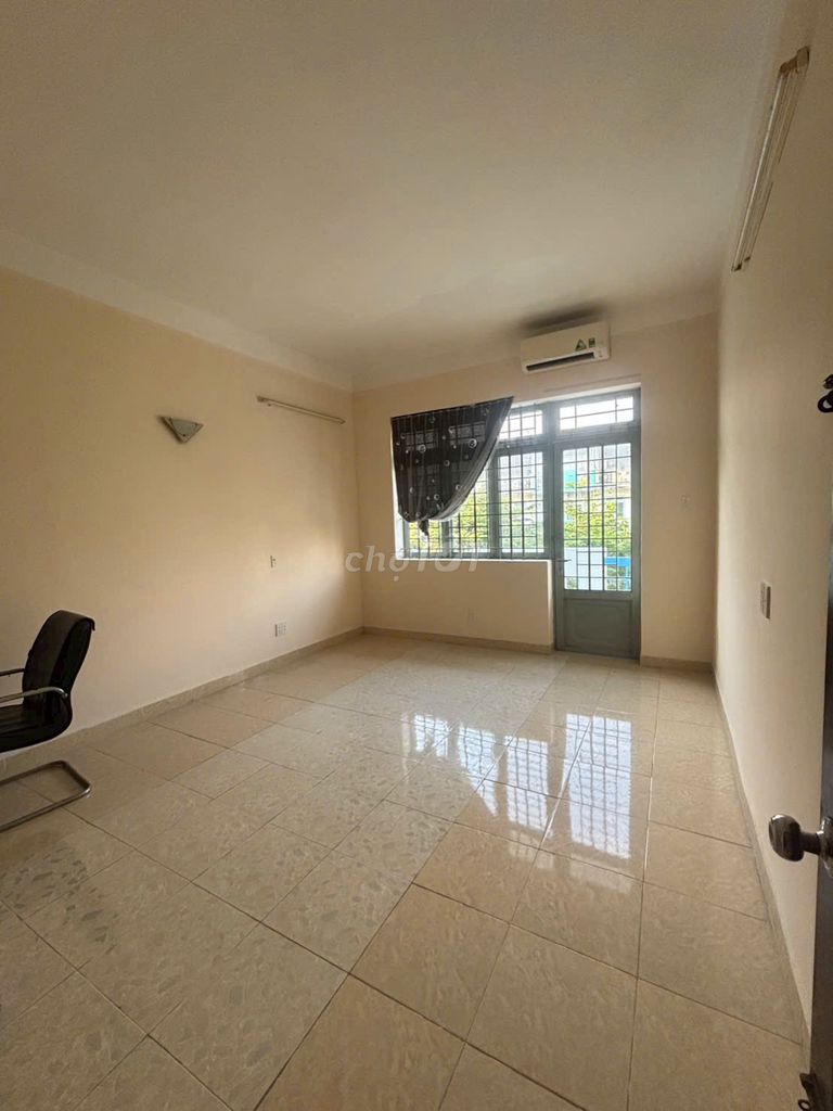 Rent a 4th floor four-story bedroom 3-foot toilets 60 meters away from Phạm Văn Đồng 50 meters