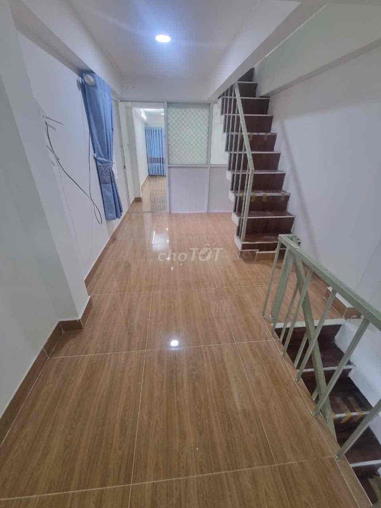 Rent a two-story building, three bedrooms, three against Võ Văn Kiệt District One.