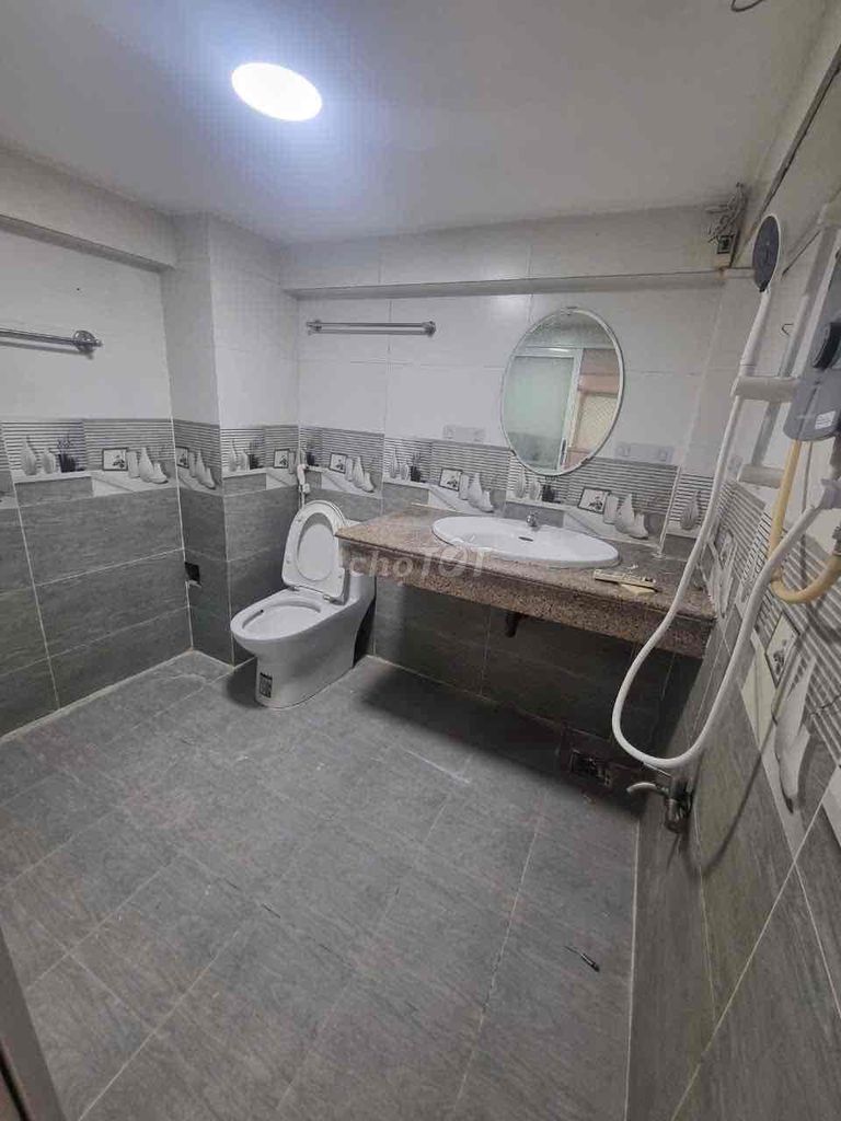 Rent a two-story building, three bedrooms, three against Võ Văn Kiệt District One.