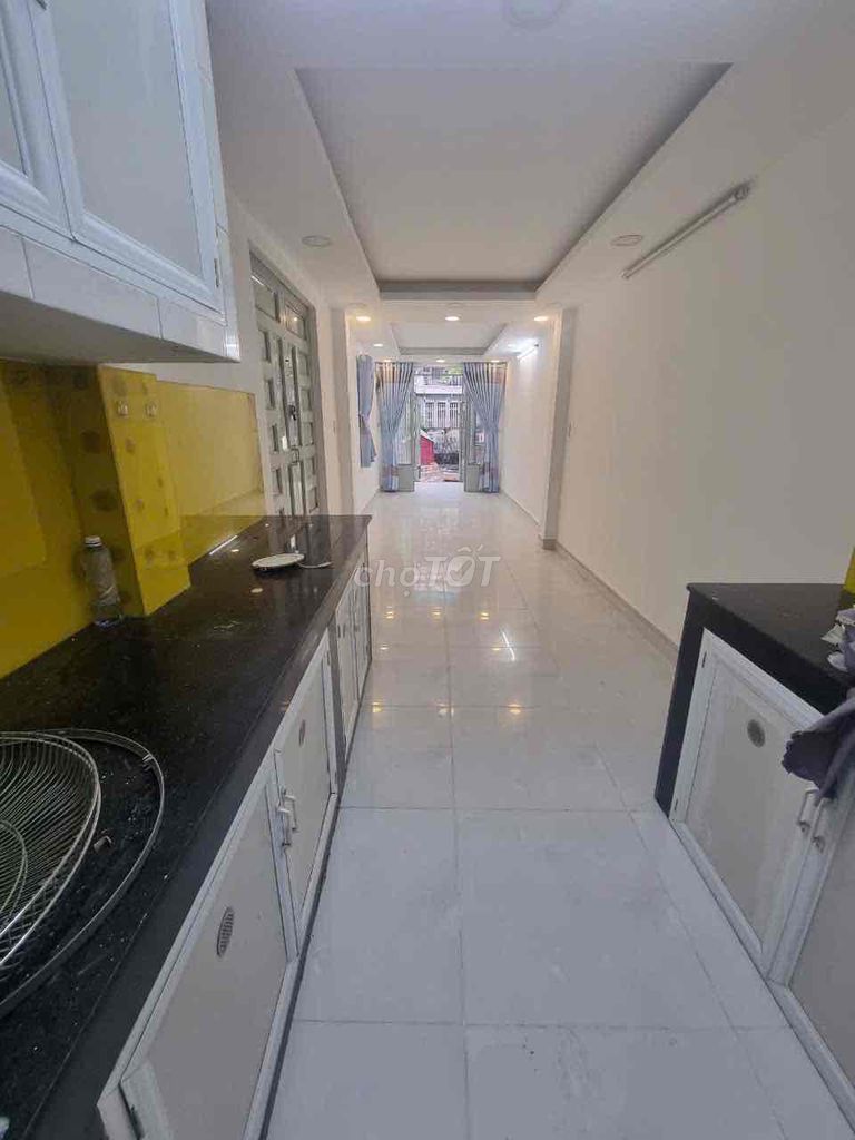 Rent a two-story building, three bedrooms, three against Võ Văn Kiệt District One.