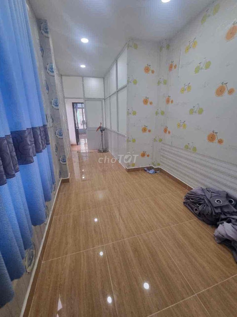 Rent a two-story building, three bedrooms, three against Võ Văn Kiệt District One.