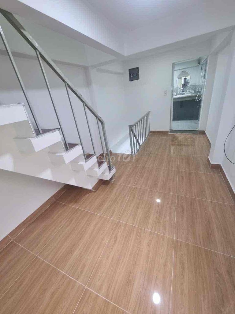 Rent a two-story building, three bedrooms, three against Võ Văn Kiệt District One.