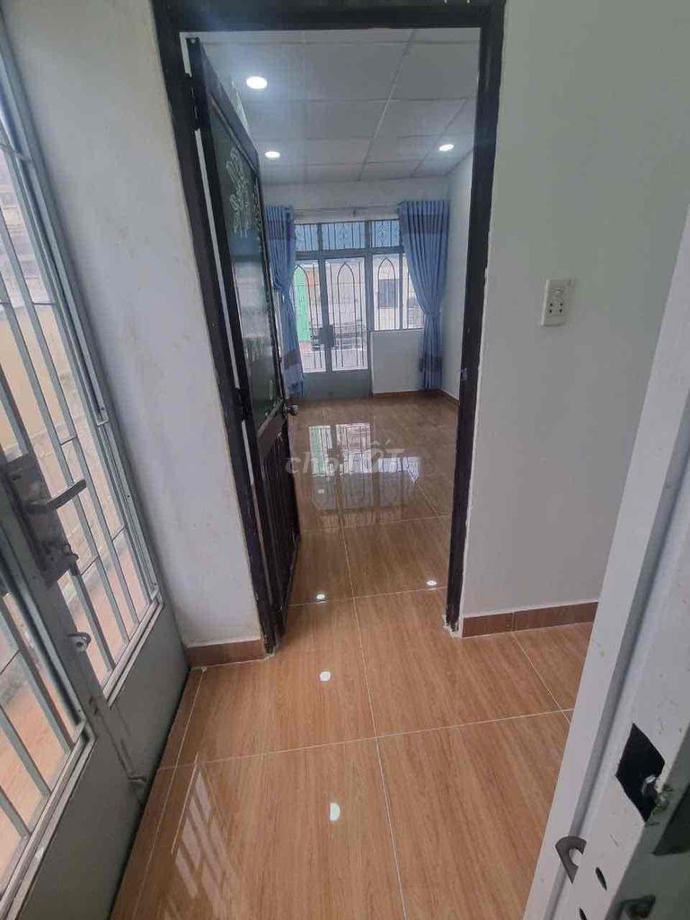 Rent a two-story building, three bedrooms, three against Võ Văn Kiệt District One.