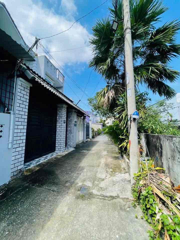 26 Linh Đông Street right across the line, 100 meters, two bedrooms, eight million a month.