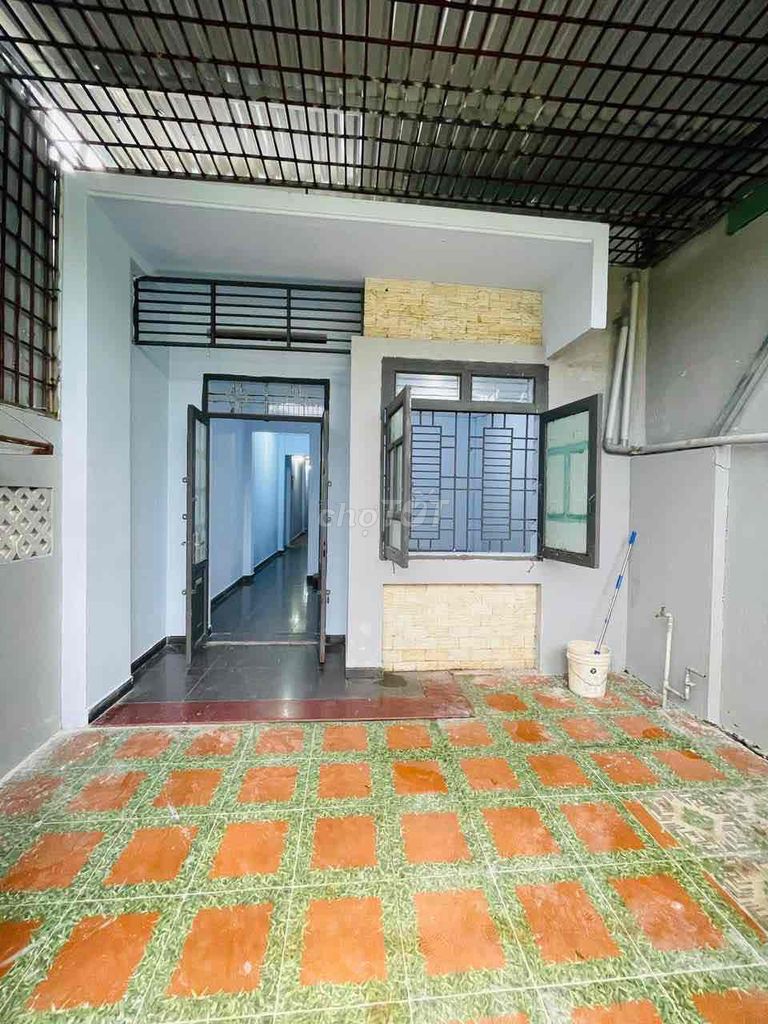 26 Linh Đông Street right across the line, 100 meters, two bedrooms, eight million a month.