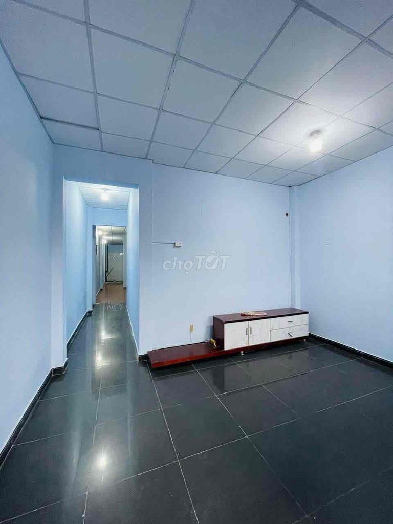 26 Linh Đông Street right across the line, 100 meters, two bedrooms, eight million a month.