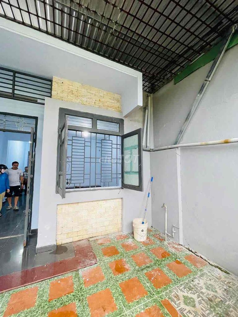 26 Linh Đông Street right across the line, 100 meters, two bedrooms, eight million a month.