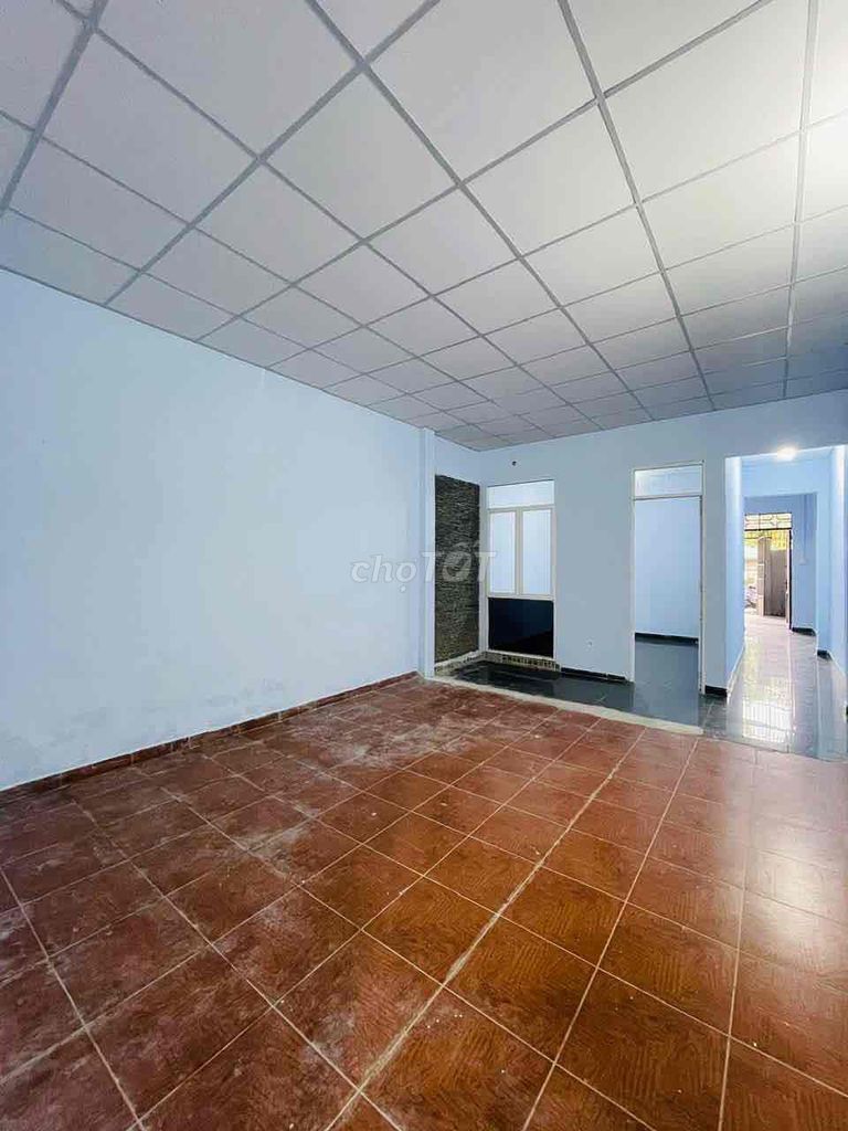 26 Linh Đông Street right across the line, 100 meters, two bedrooms, eight million a month.