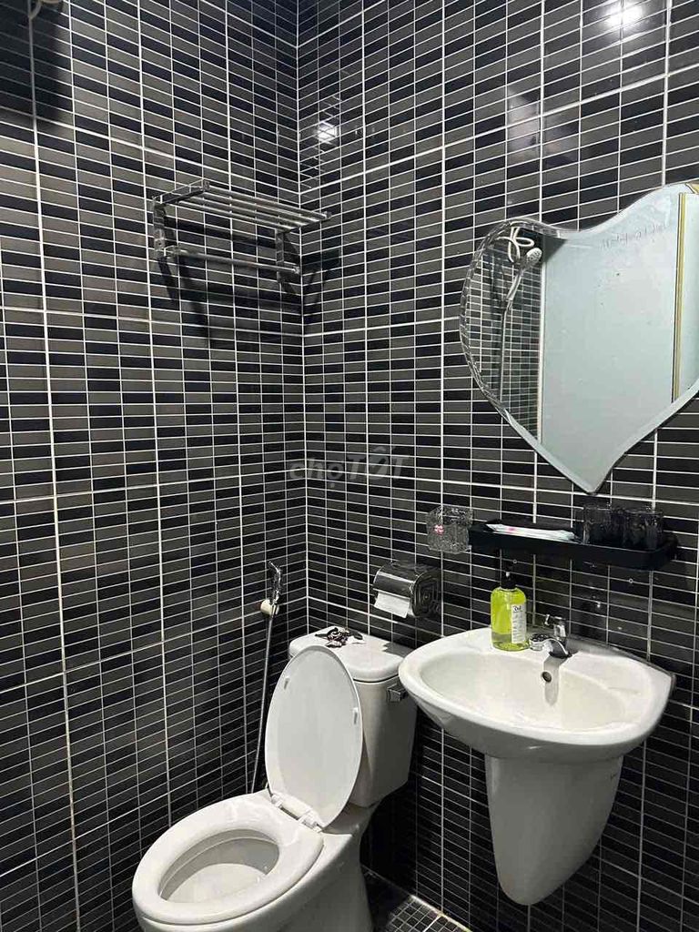 Phan Xích Long Service apartment.