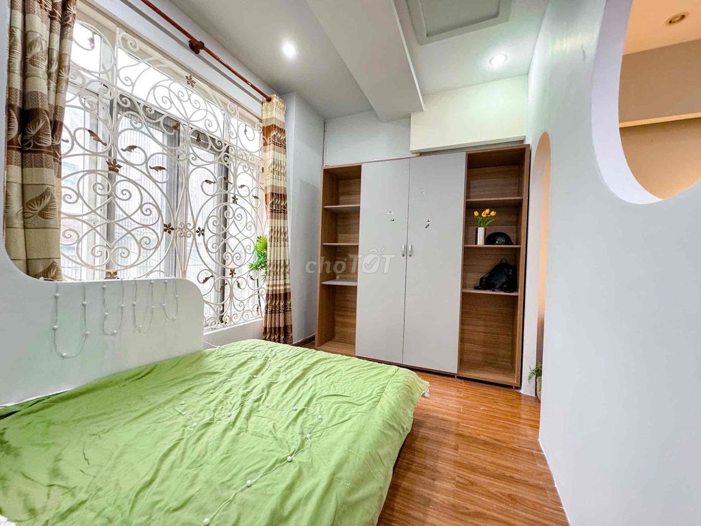 The 1st House sleeps. A PEP room, private washing machine near the T3 station.