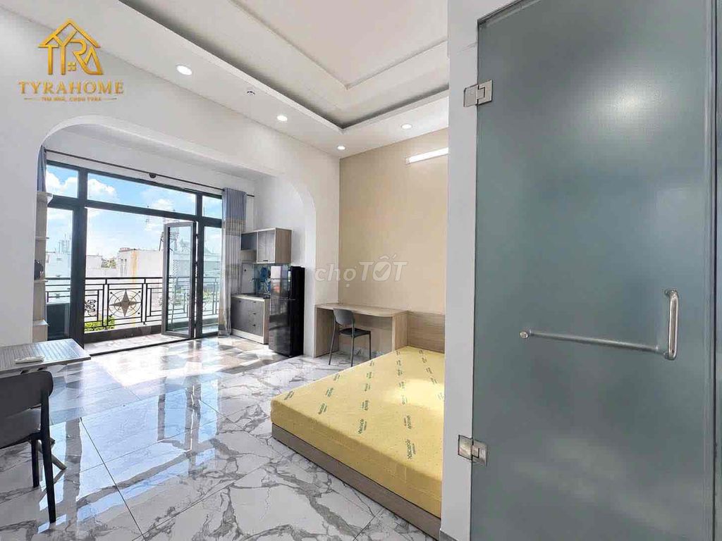 Open the apartment 40 meters right up by the market. She's killing District 1.