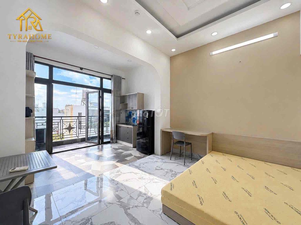 Open the apartment 40 meters right up by the market. She's killing District 1.