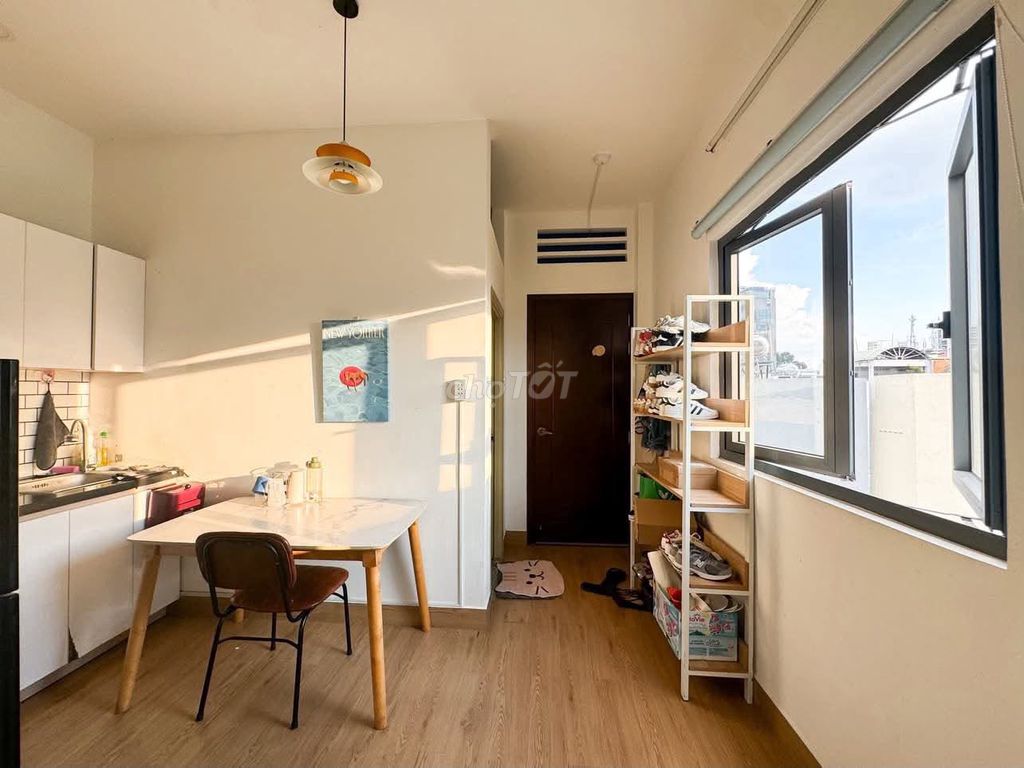 A padded-up room with a balcony pad near the chain of Phú Nhuận