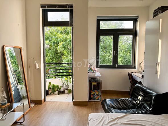 A padded-up room with a balcony pad near the chain of Phú Nhuận