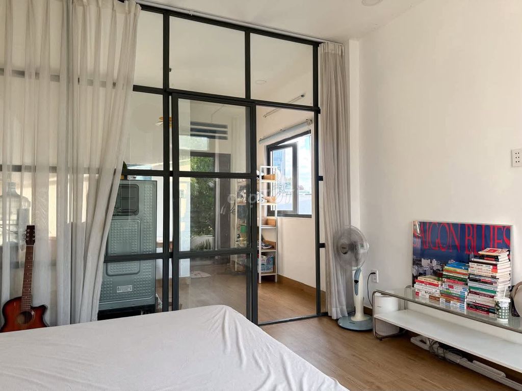 A padded-up room with a balcony pad near the chain of Phú Nhuận