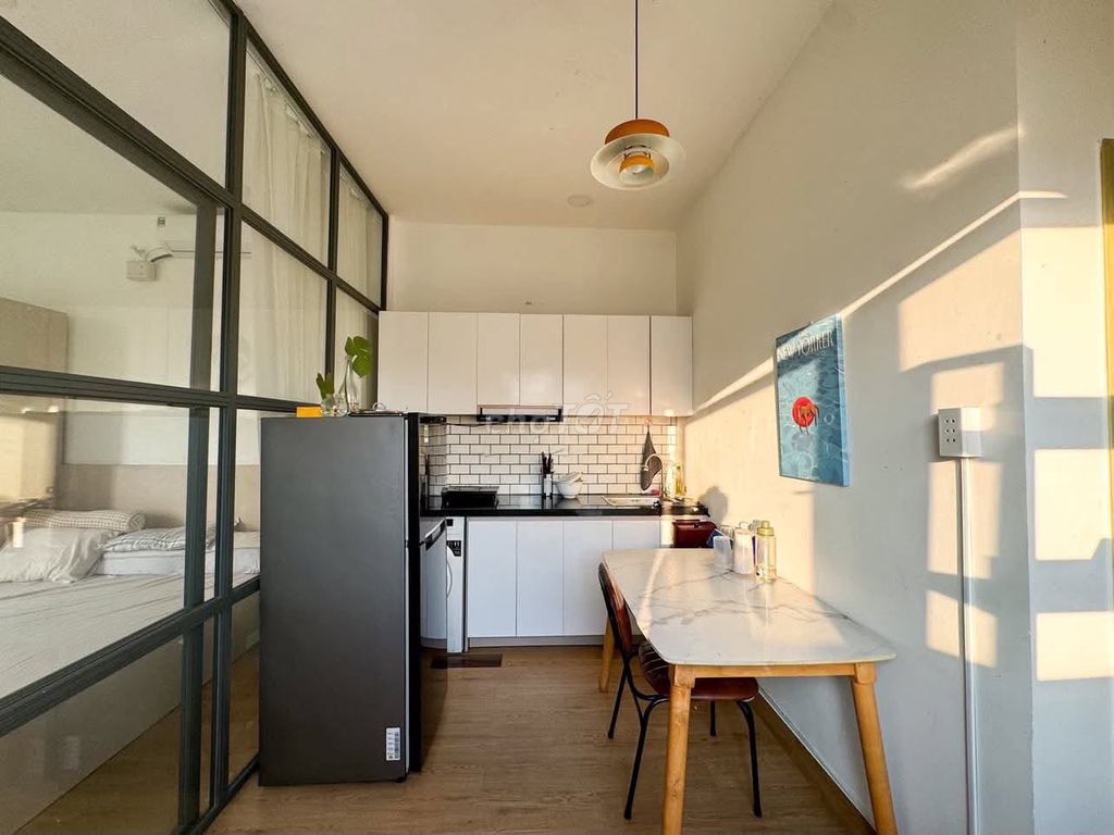 A padded-up room with a balcony pad near the chain of Phú Nhuận