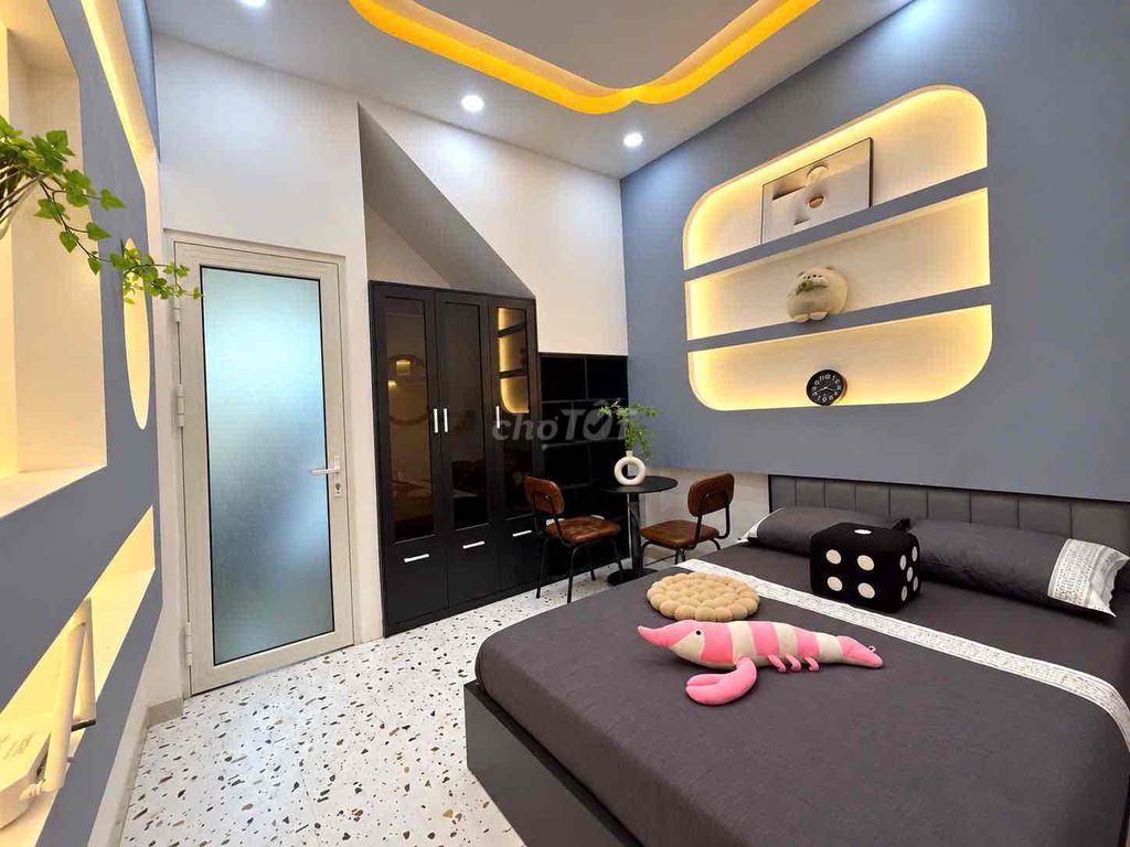 Open a kitchen room - mgr bordering 10th.
