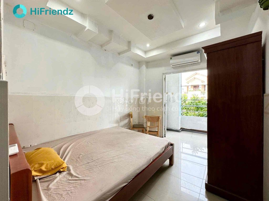 Rent studio - full interior - big bandol in the shower, major organ literature