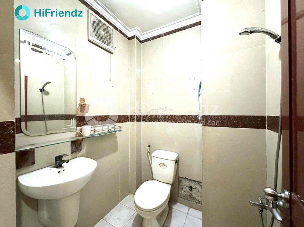 Rent studio - full interior - big bandol in the shower, major organ literature