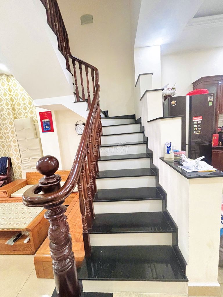 House is 1 ground, 2 stories, 3 bedrooms, 4 toilets, stay or work in the office