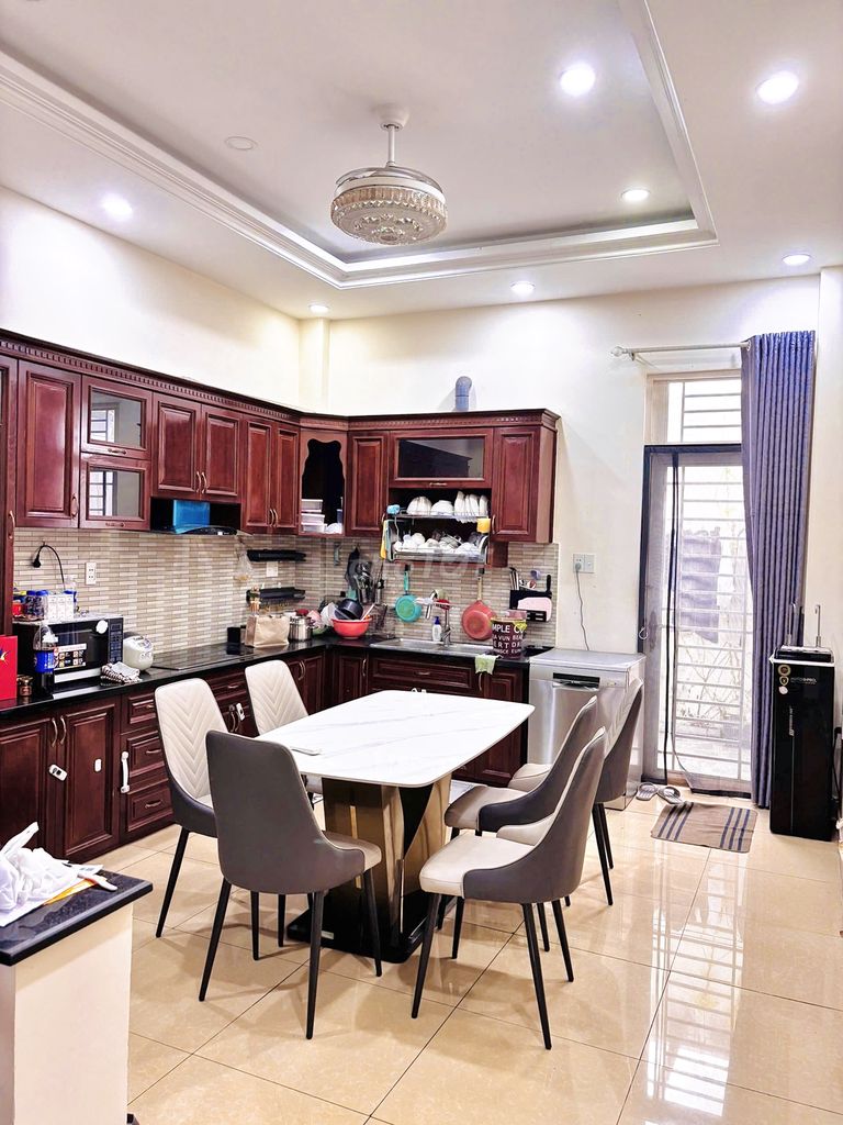House is 1 ground, 2 stories, 3 bedrooms, 4 toilets, stay or work in the office